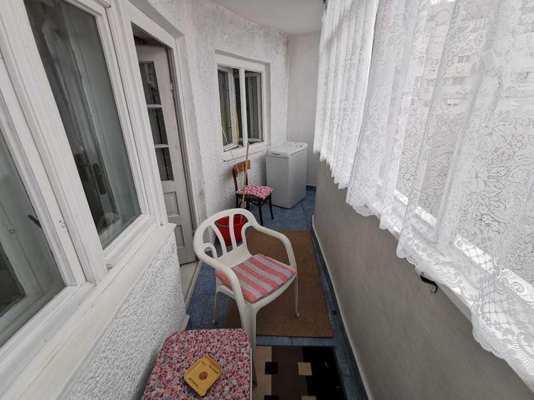 Inchiriez apartament 2 camere decomandat, bul.Dacia, zona f.buna ! - 1