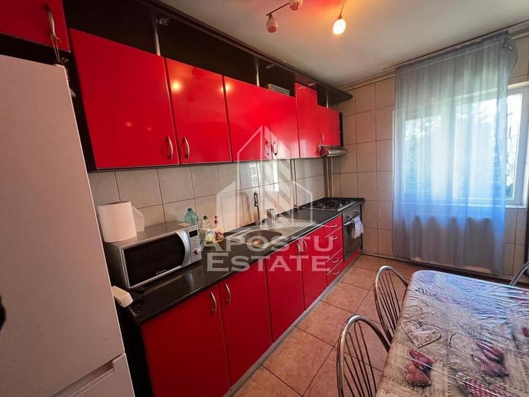 Apartament cu 3 camere decomandat, mobilat în Girocului