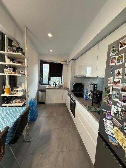 Apartament cu 3 camere decomandat în P-ța Victoriei