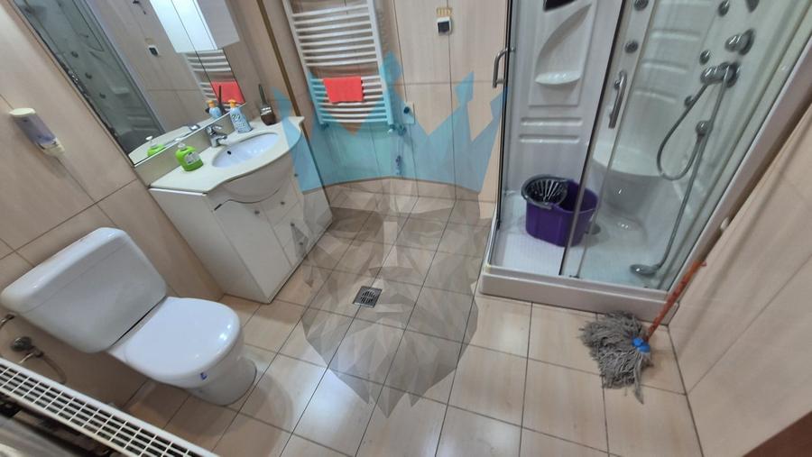 Casă individuală cu 8 camere cu Teren 220 Mp în Tineretului