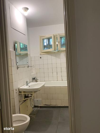 Apartament cu 3 camere semidecomandat în Berceni