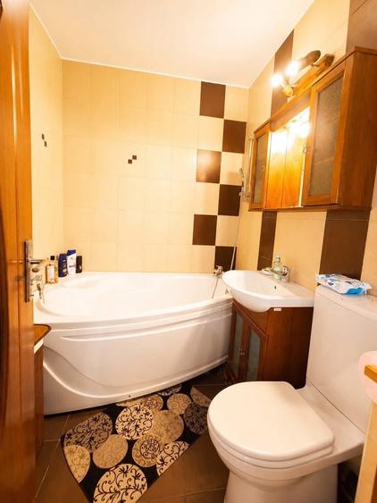 Apartament cu 4 camere decomandat, mobilat în City Park Mall