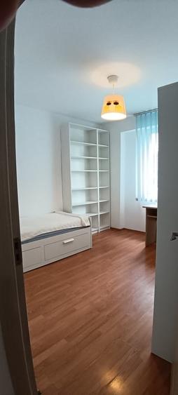 Apartament cu 3 camere semidecomandat în Tineretului