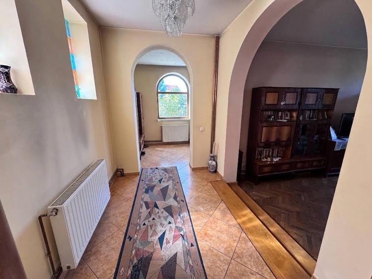 Casă individuală cu 5 camere cu Teren 1612 Mp în Sud
