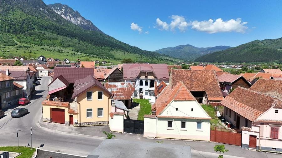 Casă individuală cu 7 camere cu Teren 1151 Mp în Central