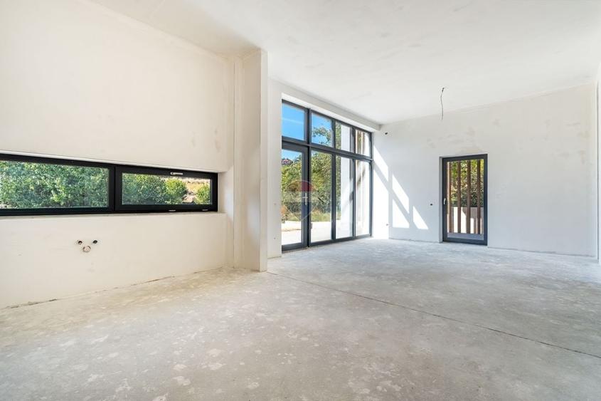 Duplex cu 6 camere cu Teren 600 Mp în Sud