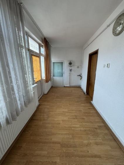 Casă individuală cu 8 camere cu Canalizare în Ultracentral