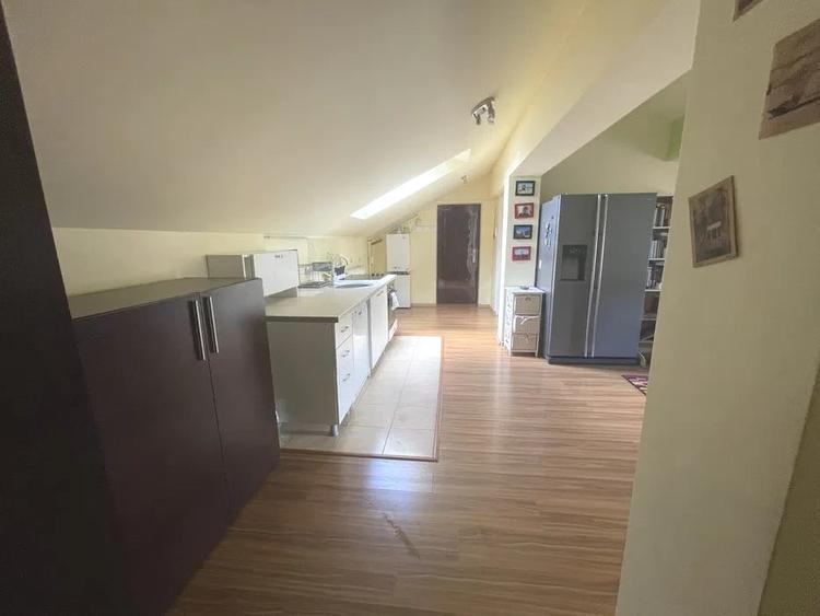 Apartament cu 3 camere semidecomandat, mobilat în Florești