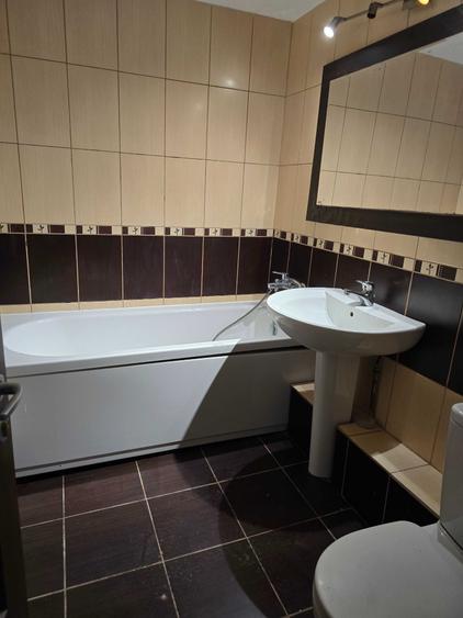 Apartament cu 4 camere semidecomandat în Crângași