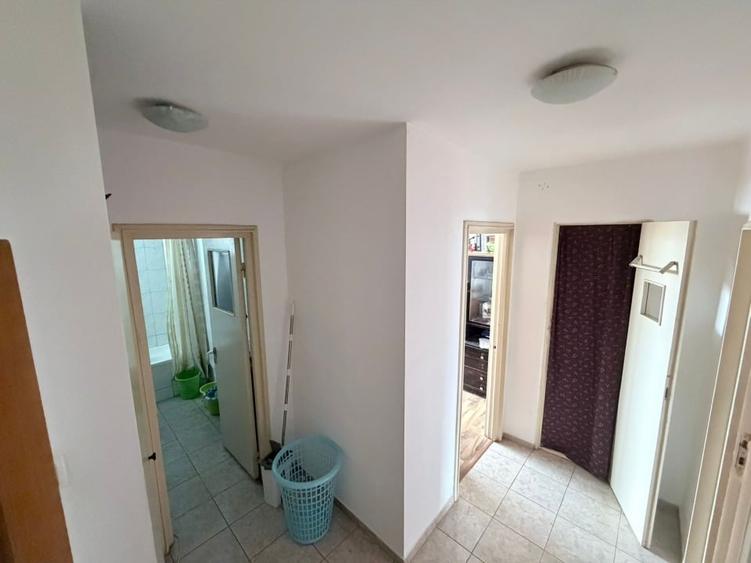 Apartament cu 3 camere semidecomandat, mobilat în Lujerului