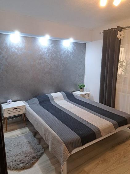 Apartament cu 3 camere decomandat în Uiești