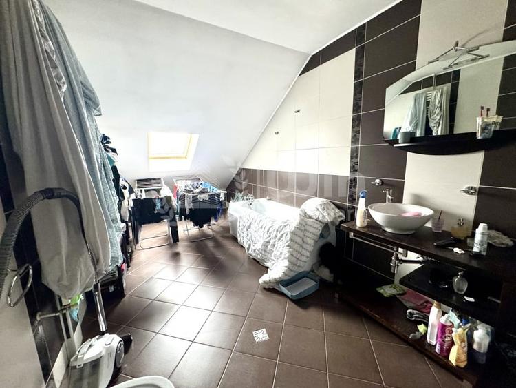 Apartament cu 4 camere semidecomandat, mobilat în Europa
