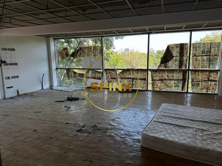 Casă individuală cu 15 camere cu Canalizare în Decebal