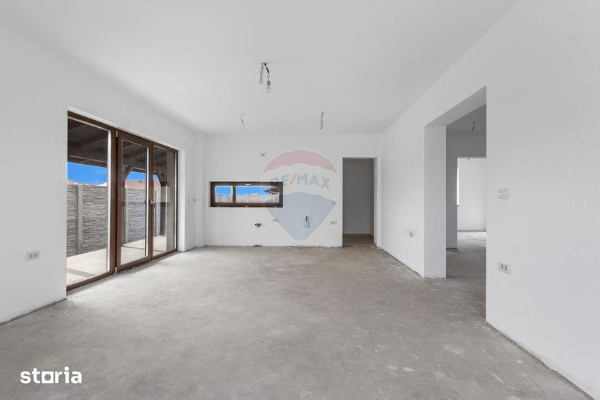 Casă cu 7 camere cu Teren 437 Mp în Livada