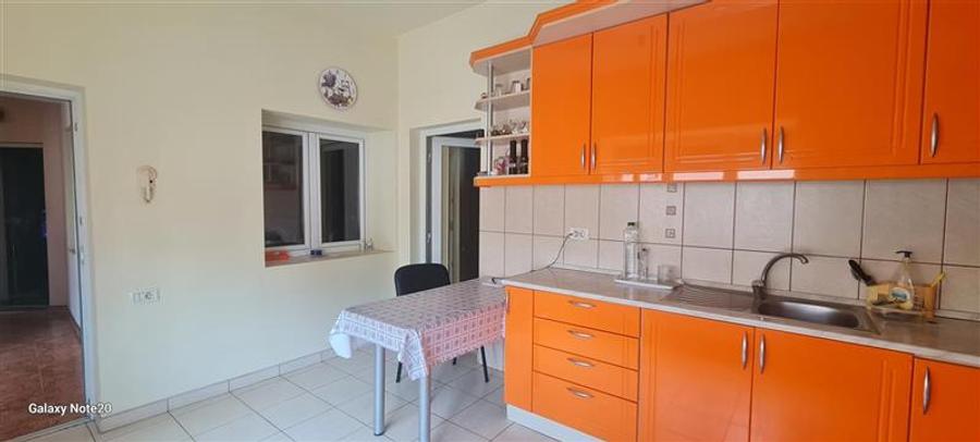 Casă individuală cu 6 camere cu Canalizare în Ultracentral