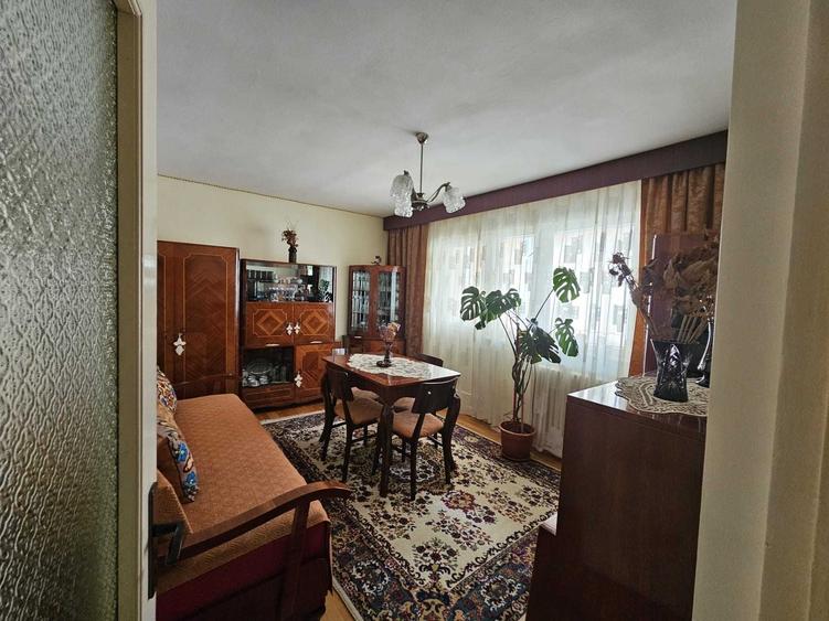 Apartament cu 4 camere decomandat în Central