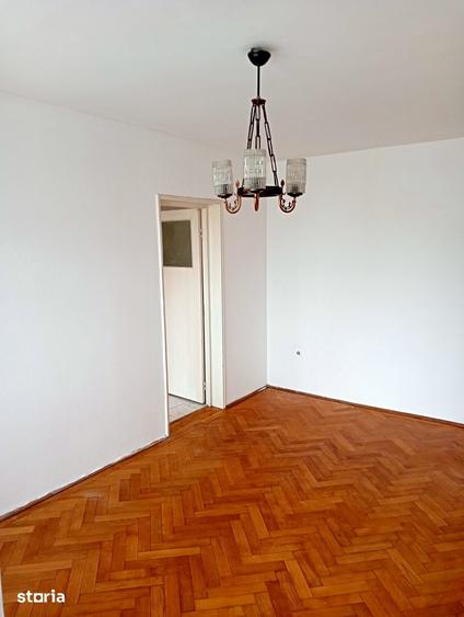Apartament cu 3 camere semidecomandat în Independenței