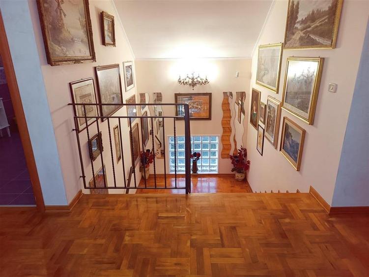 Casă individuală cu 5 camere cu Canalizare în Hurez