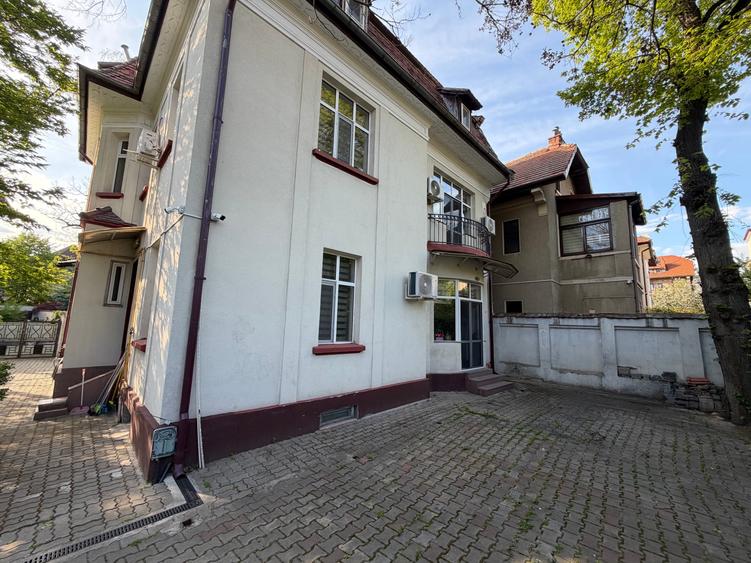 Casă cu 8 camere cu Canalizare în Cotroceni
