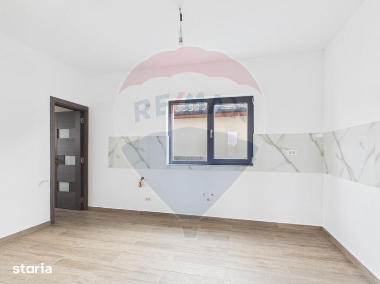Casă cu 5 camere cu Teren 559 Mp în Crevedia