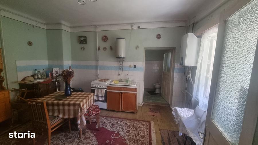 Casă cu 5 camere cu Teren 7928 Mp în Central