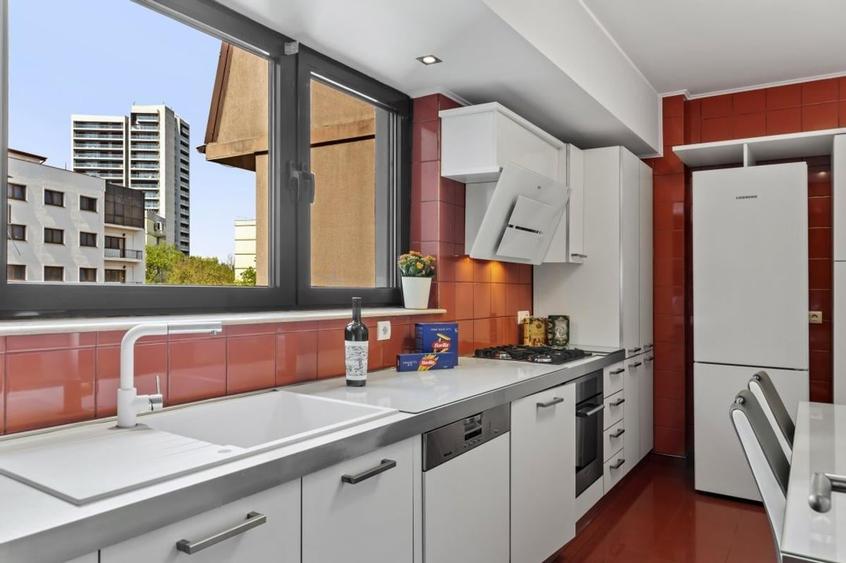 Apartament cu 3 camere semidecomandat, mobilat în Arcul de Triumf