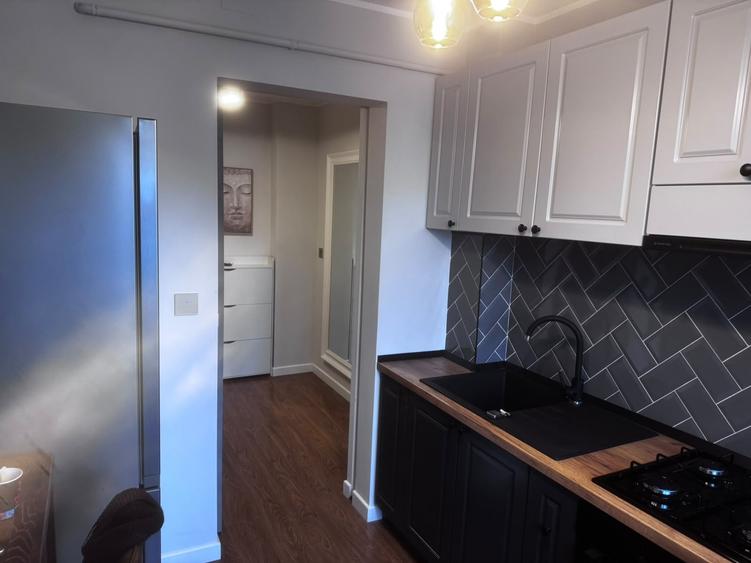 Apartament cu 2 camere semidecomandat, mobilat în Republicii