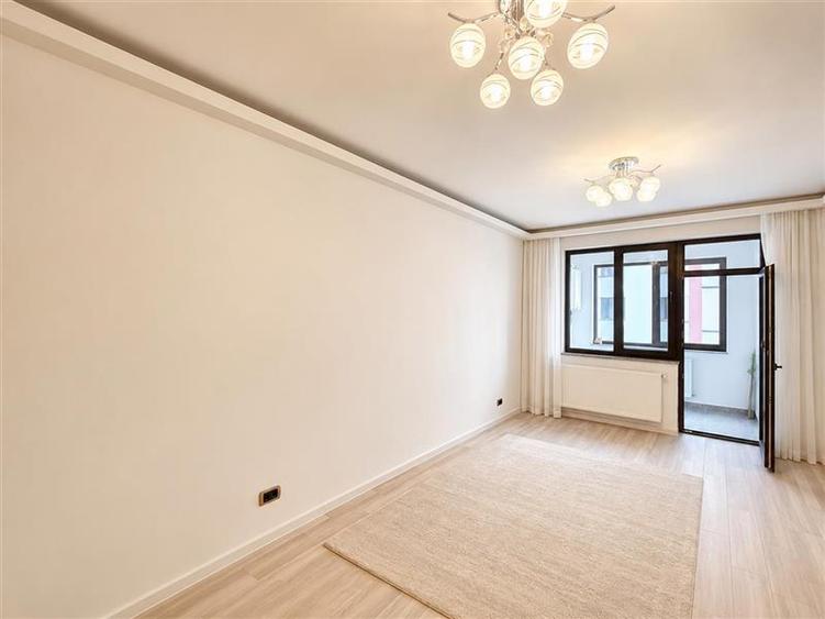 Apartament cu 3 camere decomandat în Tractorul