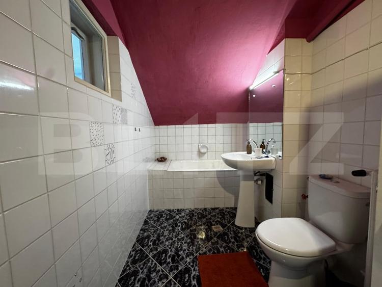 Casă individuală cu 8 camere cu Canalizare în Central