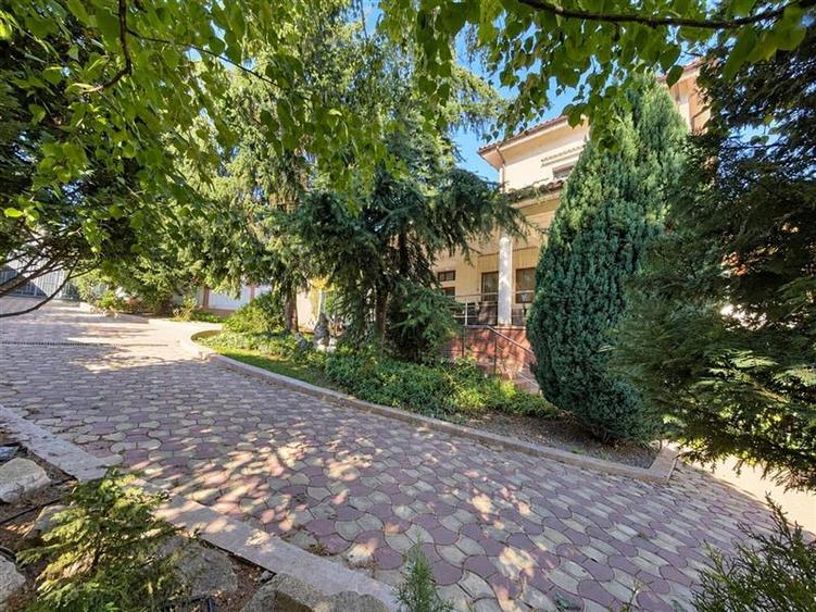 Casă individuală cu 6 camere cu Teren 911 Mp în Central