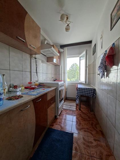 Apartament cu 3 camere semidecomandat, mobilat în Orizont