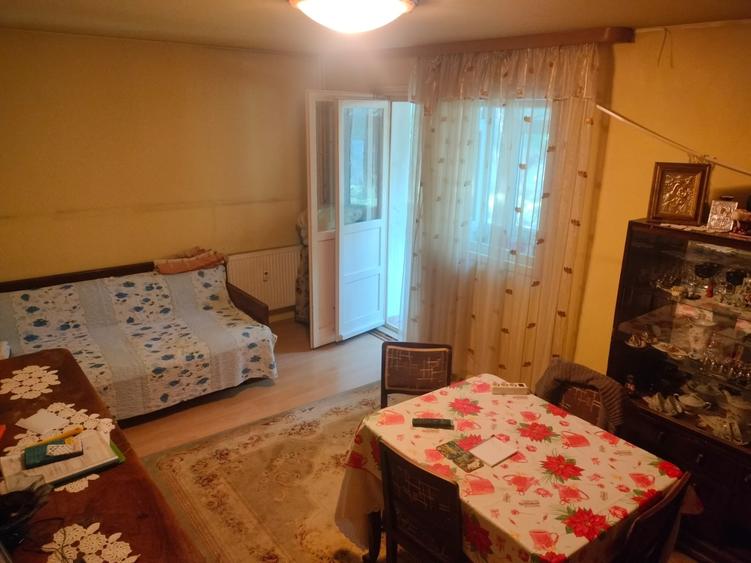 Apartament cu 3 camere decomandat în Drumul Taberei