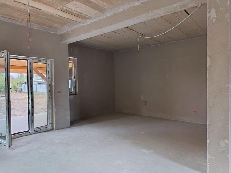 Duplex cu 8 camere cu Canalizare în Giarmata-Vii