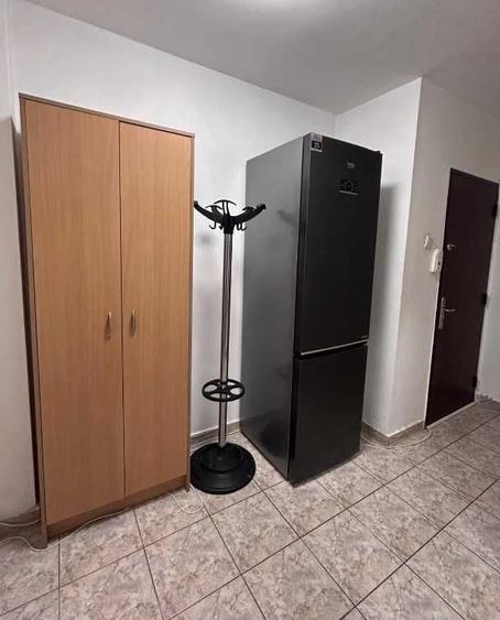 Apartament cu 3 camere semidecomandat în Podu Roș