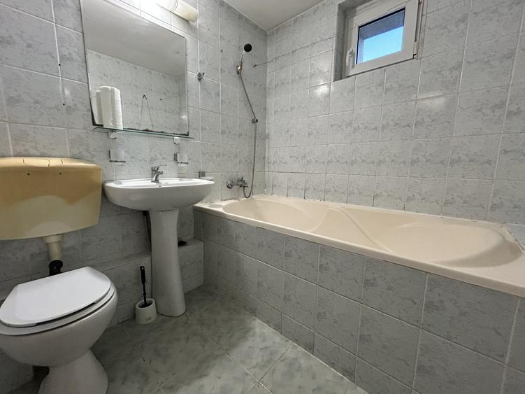 Apartament cu 3 camere semidecomandat, mobilat în Titan
