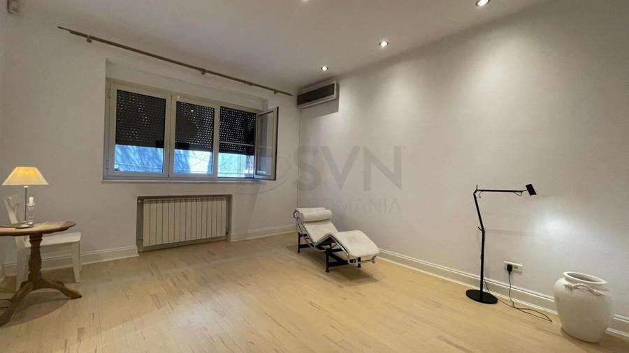 Apartament cu 5 camere semidecomandat, mobilat în Capitale