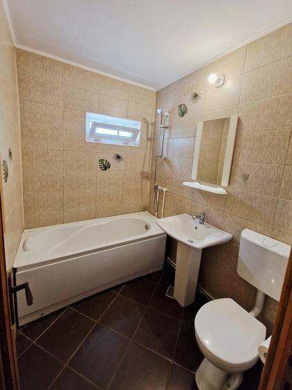 Apartament cu 3 camere semidecomandat în Micro 16