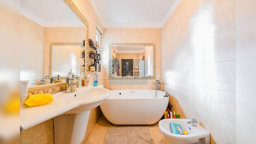 Apartament cu 3 camere semidecomandat, mobilat în Gherla