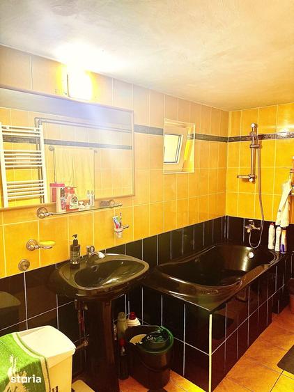 Casă cu 6 camere cu Teren 417 Mp în Clăbucet