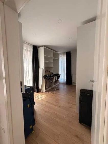 Apartament cu 3 camere semidecomandat, mobilat în Regie