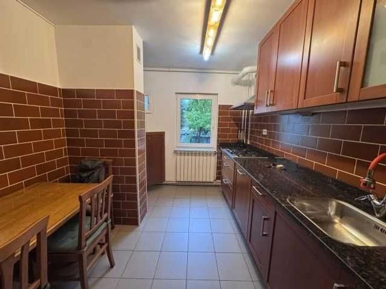 Apartament cu 4 camere decomandat în Drumul Carului