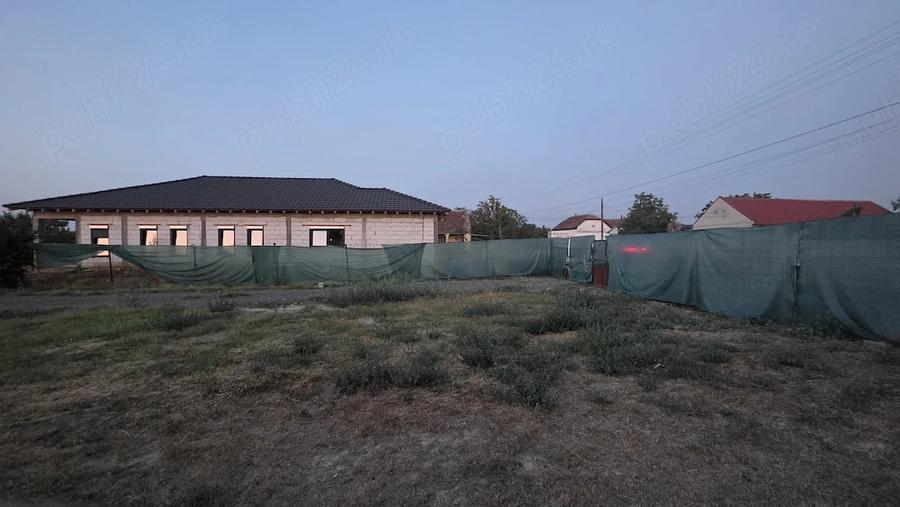 Casă cu Teren 1730 Mp în Diniaș