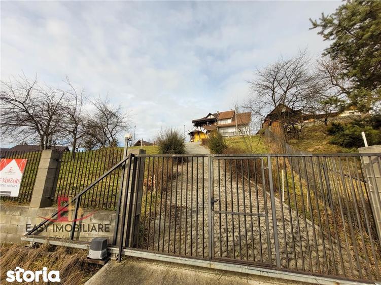 Casă cu 8 camere cu Teren 1680 Mp în Central