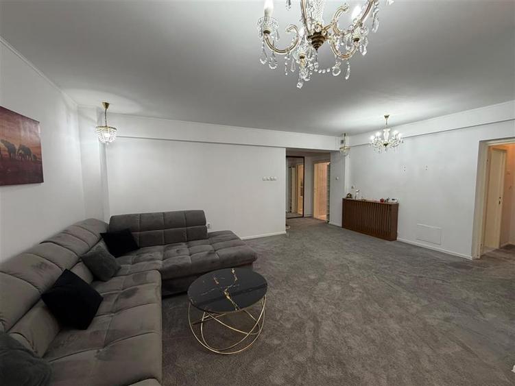 Apartament cu 3 camere decomandat, mobilat în Central