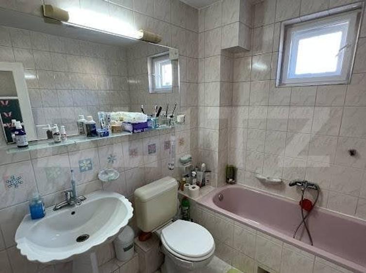 Casă cu 8 camere cu Teren 365 Mp în Lipovei
