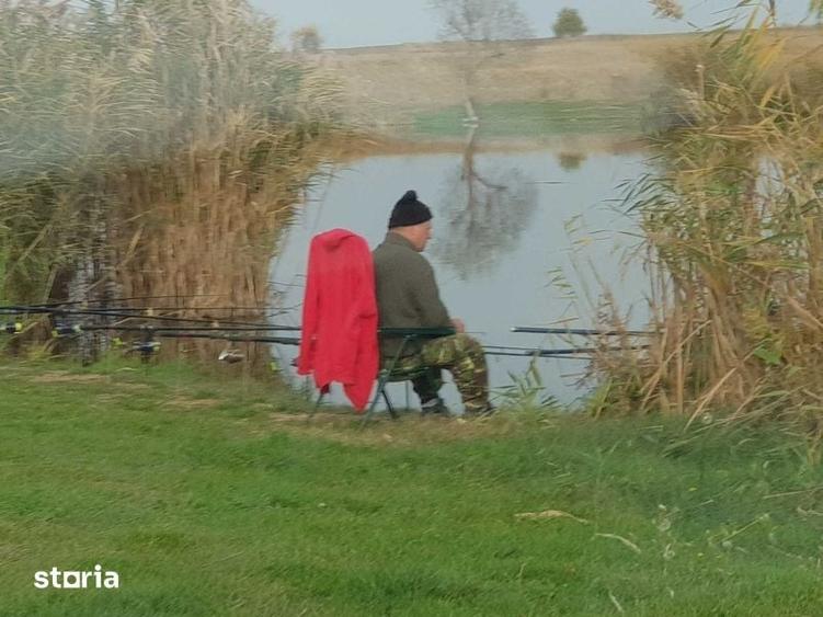 Teren de 400 mp, în Vărăști