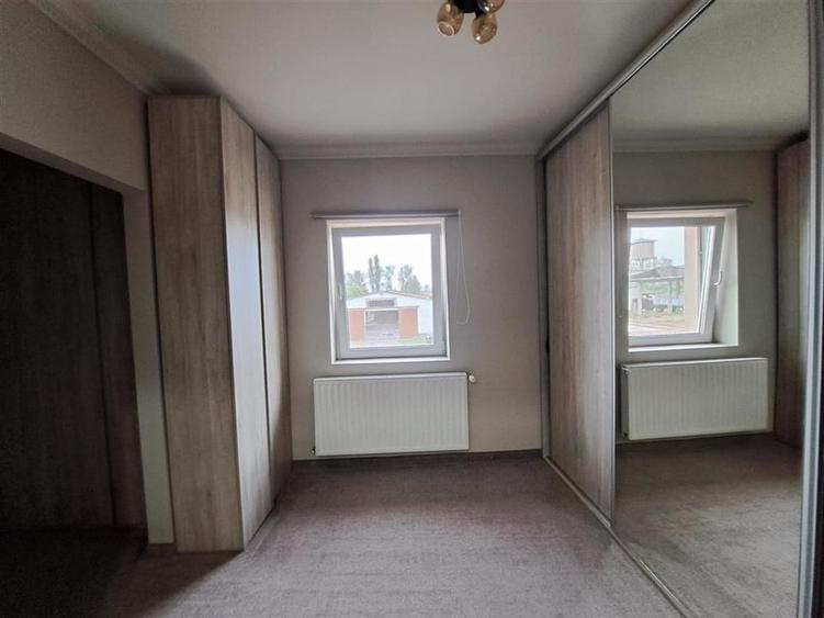 Casă cu 8 camere cu Teren 500 Mp în Periferie