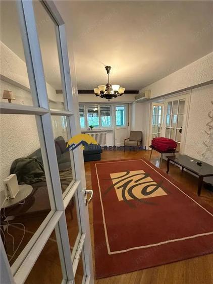 Apartament cu 4 camere decomandat, mobilat în Calea Victoriei