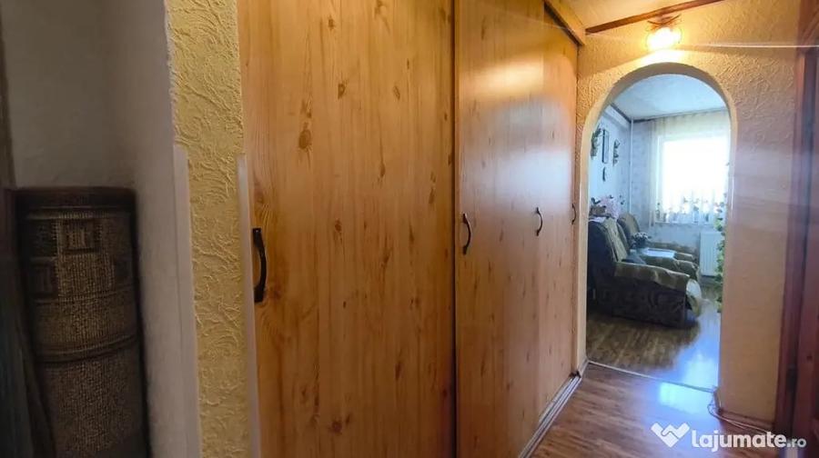 Apartament cu 3 camere semidecomandat în Gojdu