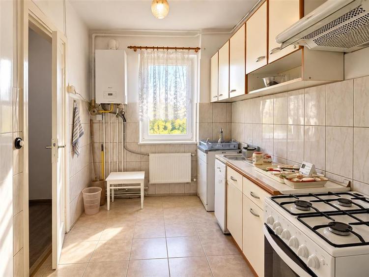 Apartament cu 3 camere semidecomandat în Astra